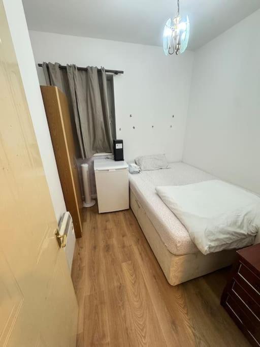 לונדון Private Double Bedroom In Hounslow Near Heathrow מראה חיצוני תמונה